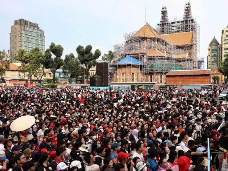 Biển người đổ về trung tâm TP HCM trước 5 tiếng xem sơ duyệt diễu binh