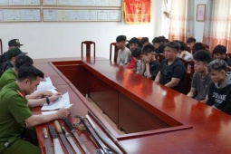 29 thanh, thiếu niên cầm súng, dao kiếm vô cớ chặn đánh người dân đi đường