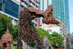 Cọc Bạch Đằng, xe tăng treo ngược giữa phố đi bộ TPHCM hút khách chụp ảnh