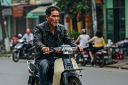 Vừa lái xe máy một tay, vừa hút thuốc có vi phạm luật giao thông?