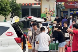 Từ 2025, lái taxi cần bằng B hay C1 và điều kiện gì khác?