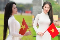 Bạn trẻ - Cuộc sống - &quot;Nàng thơ&quot; xinh đẹp check-in cùng cờ đỏ sao vàng