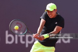 Rực lửa tennis Madrid Open ngày 2: Learner Tien thua đáng tiếc, Swiatek thắng nhọc tay vợt Philippines