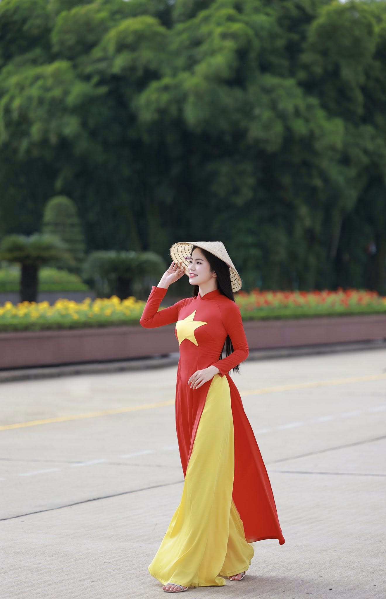 "Nàng thơ" xinh đẹp check-in cùng cờ đỏ sao vàng - 5