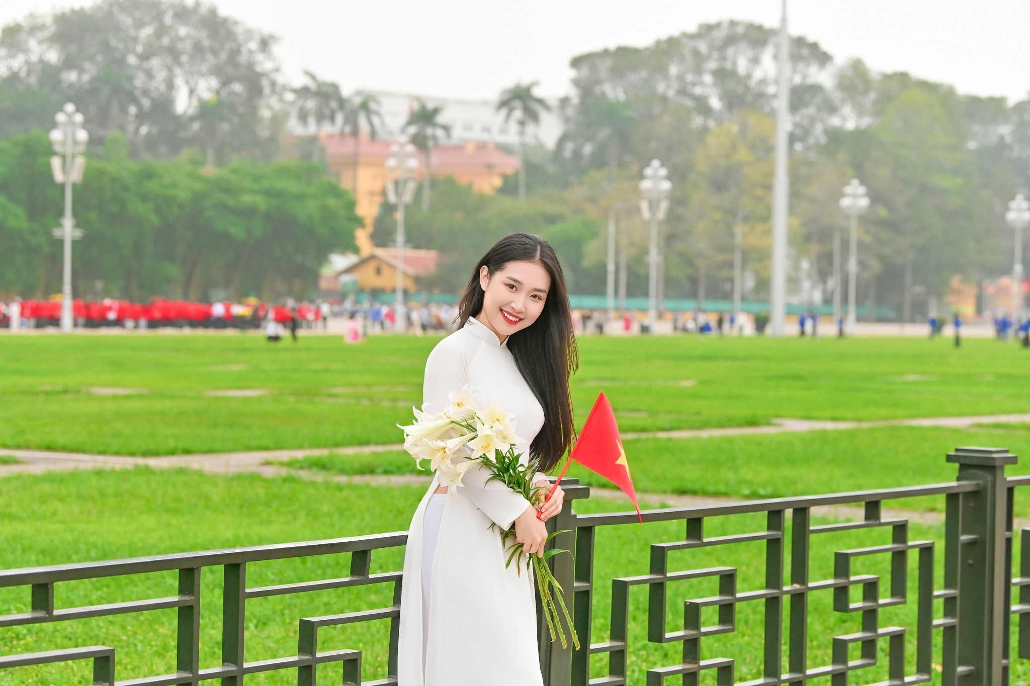 "Nàng thơ" xinh đẹp check-in cùng cờ đỏ sao vàng - 7