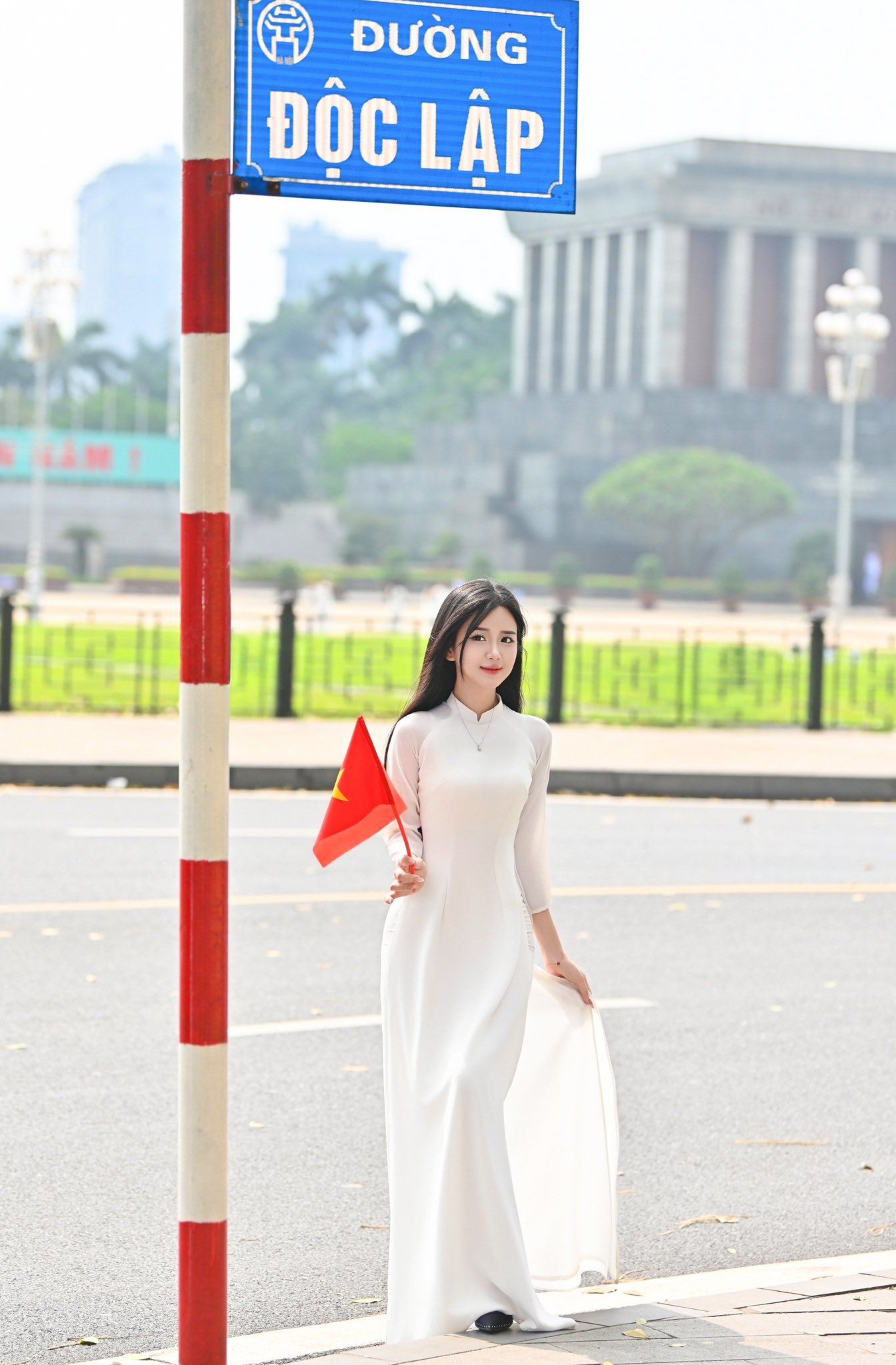 "Nàng thơ" xinh đẹp check-in cùng cờ đỏ sao vàng - 9