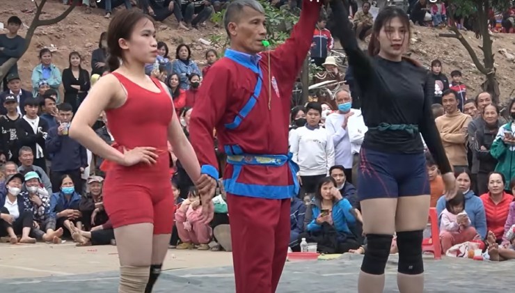 Anh Thơ (áo đen) cũng nhiều lần vật với Hòa "Bưởi" (áo đỏ) và có trận thắng, có trận bại