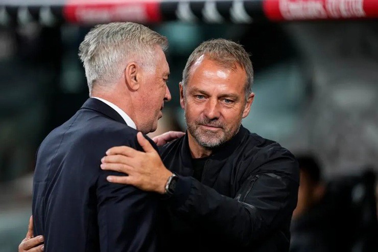 HLV Flick đã đánh bại HLV&nbsp;Carlo Ancelotti ở chung kết Siêu cúp Tây Ban Nha hồi đầu năm