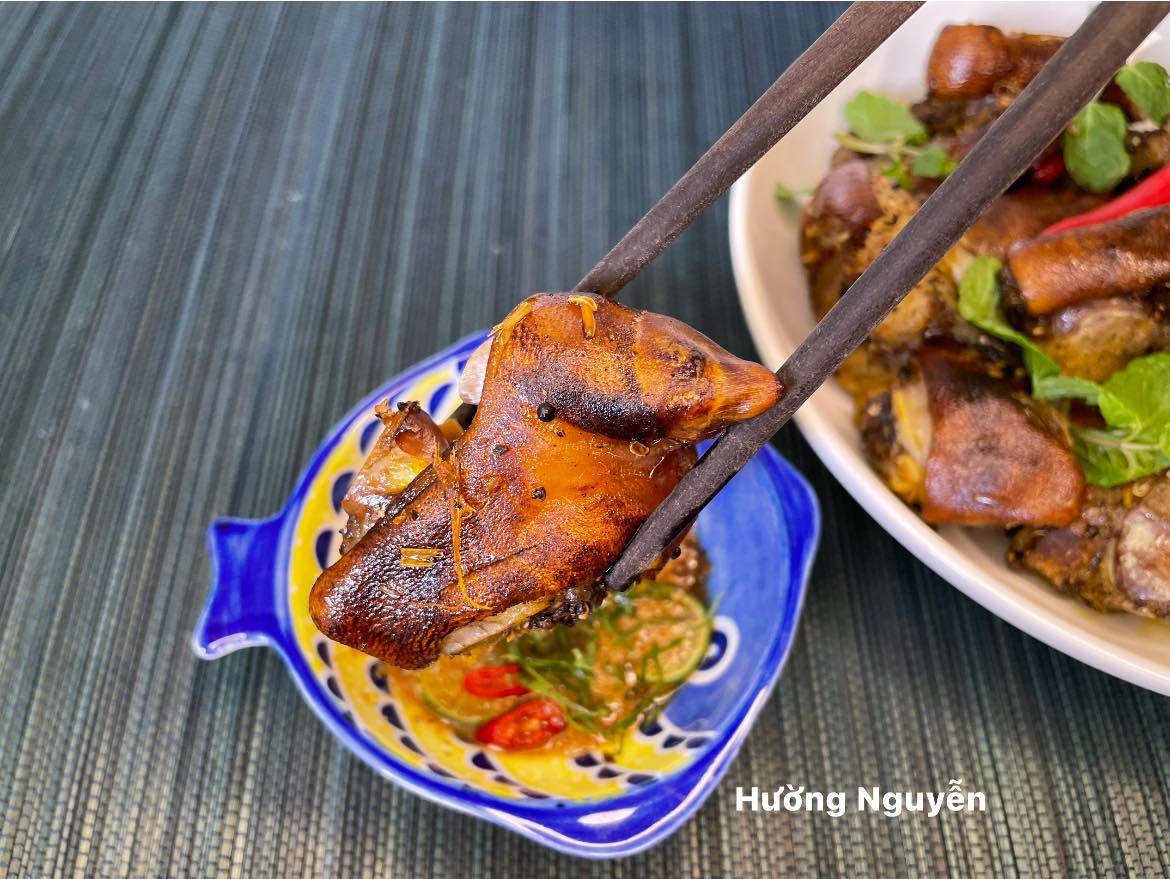 Món này thường được ăn kèm với rau sống, hoặc chấm với chẩm chéo rất ngon.
