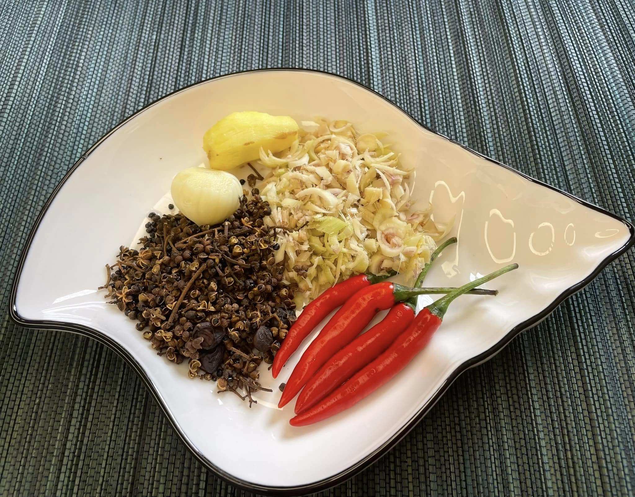 Bộ phận giá rẻ của con lợn đem nướng với thứ này cực "tốn mồi" - 2