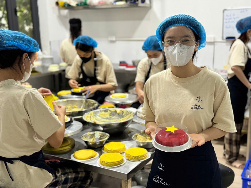 Để có bánh giao cho khách, chị Nhung phải tăng cường thêm hàng chục nhân viên làm từ sáng đến đêm.