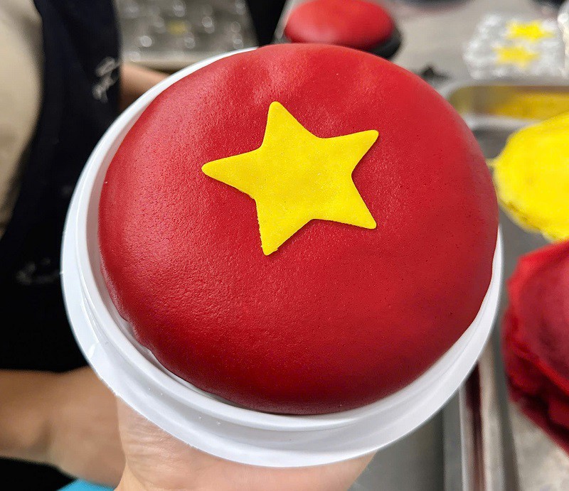 Mỗi ngày, chị Nhung nhận được cả nghìn đơn đặt mua bánh crepe sầu riêng có hình cờ đỏ sao vàng.
