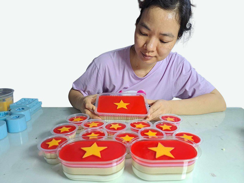 Không chỉ làm thạch rau câu hình cờ đỏ sao vàng để bán, chị Duấn còn dành tặng mọi người để thể hiện tinh thần yêu nước của mình.