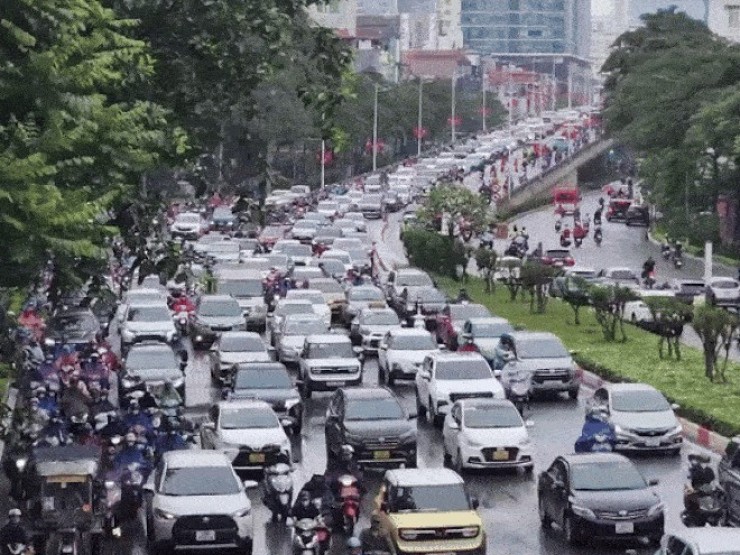 Mưa tầm tã, người Hà Nội chật vật nhiều giờ mới đến được công sở