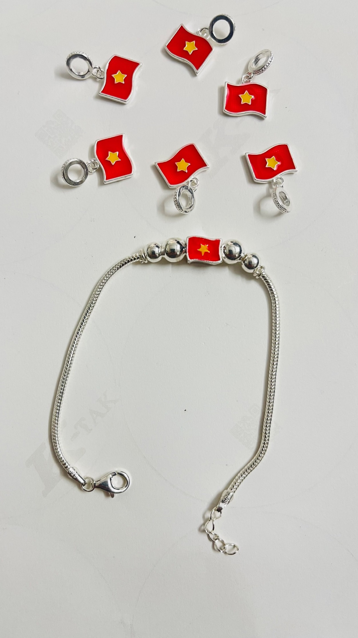 Charm vàng trang sức phong thuỷ hình lá cờ Việt Nam dịp 30/4 khiến người dân yêu thích đón nhận - 4
