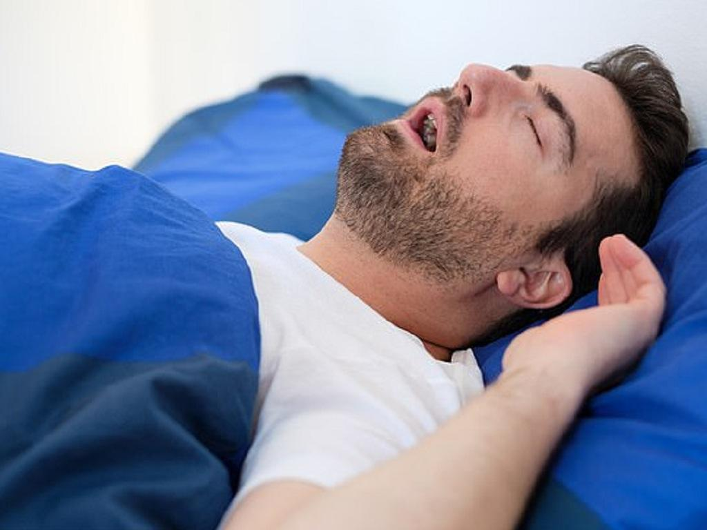 3 thói quen ngủ “bóp nghẹt” phổi mỗi đêm, đừng hỏi sao ho đàm mãi không khỏi! - 1