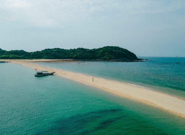Con đường giữa biển này không hiện hữu cả ngày, mà chỉ lộ ra trong vài giờ khi thủy triều xuống – thường vào buổi sáng sớm hoặc chiều muộn, tùy theo chu kỳ thủy triều.