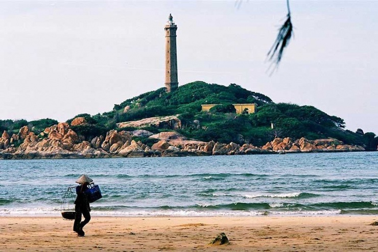 Nằm ở xã Hàm Minh, huyện Hàm Thuận Nam, tỉnh Bình Thuận, ngọn hải đăng Mũi Kê Gà không chỉ là một công trình kỹ thuật quan trọng mà còn là một điểm đến hấp dẫn du khách nhờ vào vẻ đẹp thiên nhiên hoang sơ, yên bình. Ảnh Internet