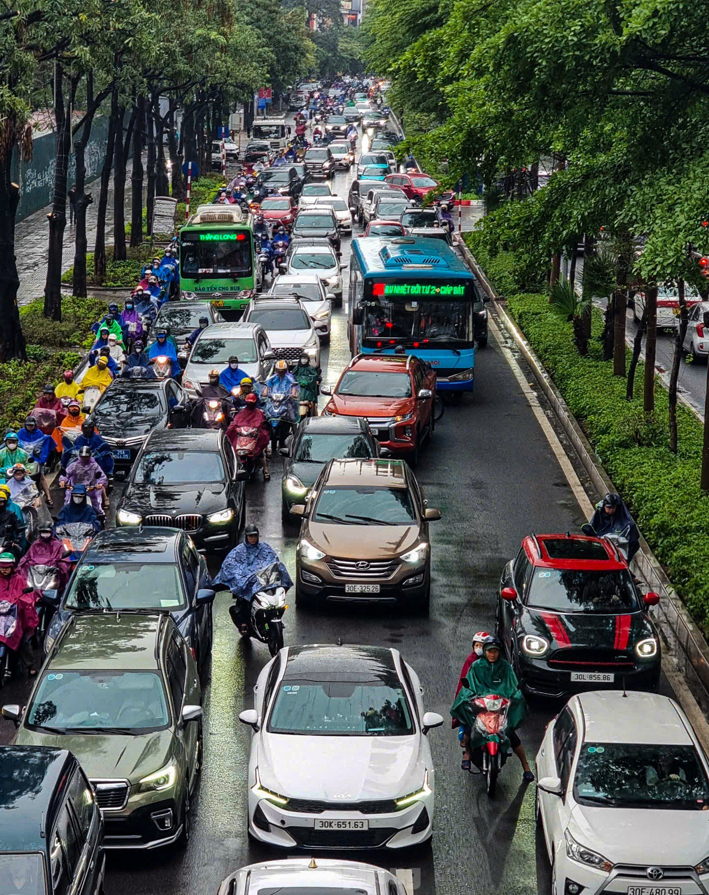 Mưa tầm tã, người Hà Nội chật vật nhiều giờ mới đến được công sở - 5