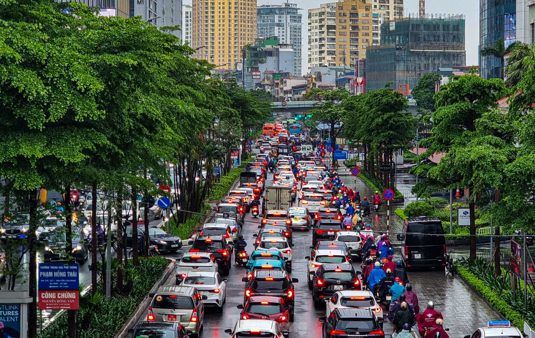 Mưa tầm tã, người Hà Nội chật vật nhiều giờ mới đến được công sở - 6