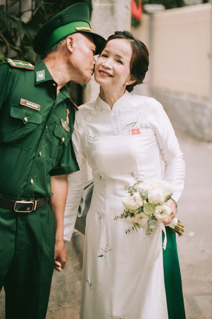 Vợ chồng ông Liêm hạnh phúc khi được hòa chung vào không khí hào hùng của dân tộc mừng đại lễ 30/4