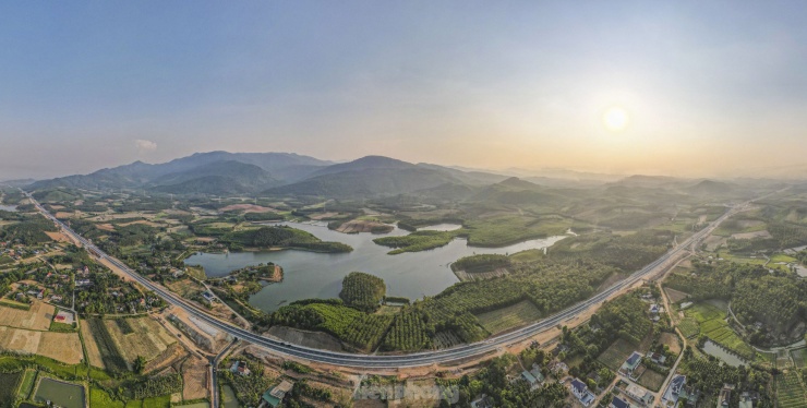 Cao tốc Bùng - Vạn Ninh (tỉnh Quảng Bình) là một trong những dự án thành phần của cao tốc Bắc Nam nhánh phía Đông giai đoạn 2021-2025. Công trình có chiều dài hơn 48km với tổng mức đầu tư hơn 9.300 tỷ đồng do Ban QLDA 6 (Bộ Xây dựng) làm chủ đầu tư.