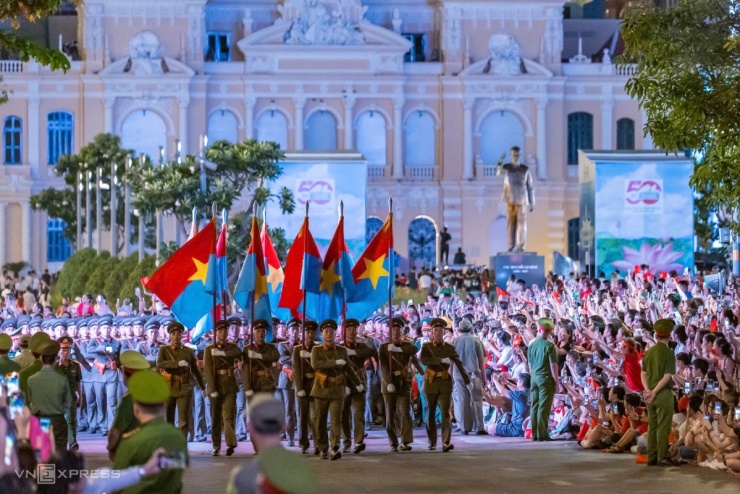 Quân đội các nước diễu hành qua biển người trên đường TP HCM - 6