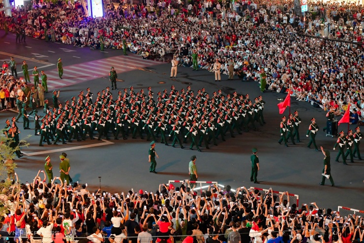 Quân đội các nước diễu hành qua biển người trên đường TP HCM - 2