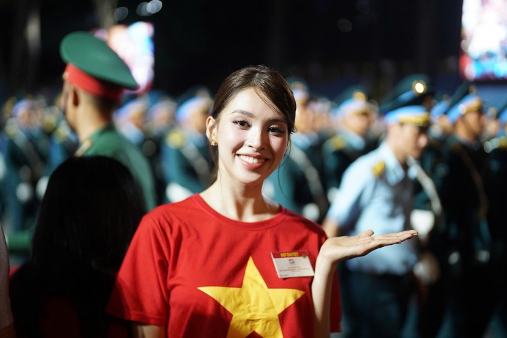 50 nghệ sĩ, hoa hậu sơ duyệt diễu binh giữa biển người ở TPHCM - 3
