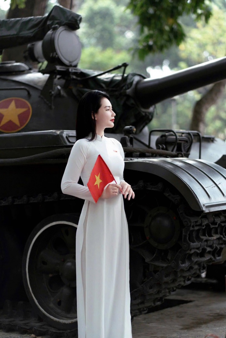 Ảnh sao 26/4: Bạn gái Quang Minh khoe chân dài như người mẫu - 3