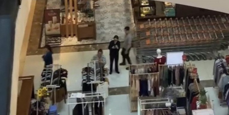 Gian hàng kinh doanh quần áo ở Vạn Hạnh Mall, nơi thanh niên rơi từ lầu cao xuống. Ảnh: MH