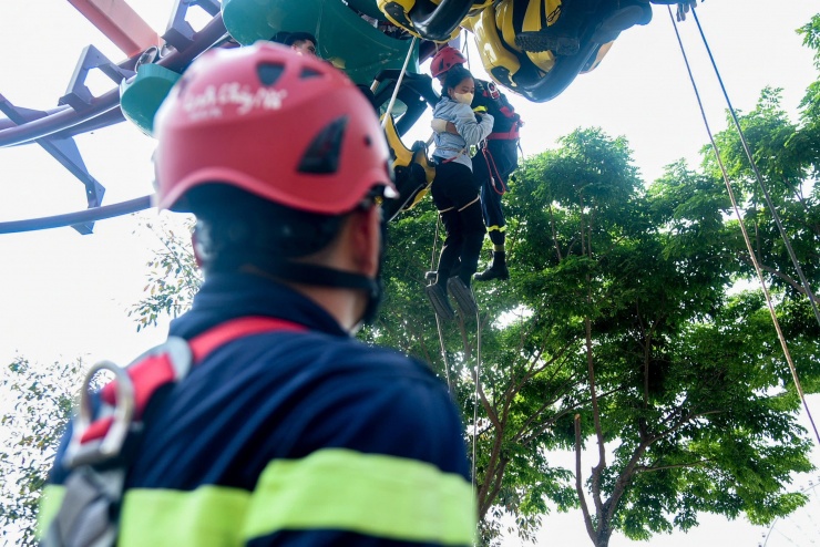 Đưa các nạn nhân xuống đất an toàn