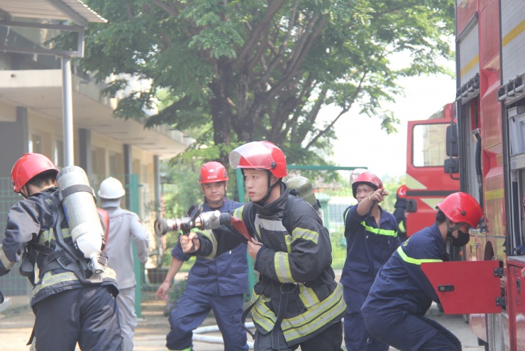 Vụ nổ làm 3 nhân viên tại chỗ chấn thương, đồng thời khiến cánh cửa cuốn sập xuống kẹt chặt lối thoát và chập điện tại khu vực chứa nhiên liệu. Ngọn lửa bùng phát nhanh, tạo thành đám cháy thứ phát lan rộng