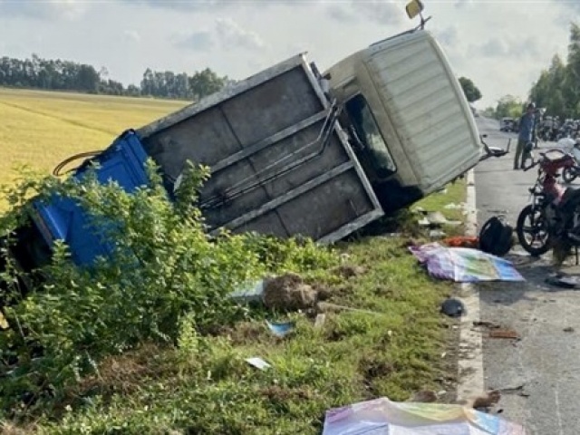 Xe chở rác va chạm với 2 xe gắn máy, 3 người chết, 1 người nguy kịch