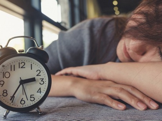 Nếu bạn cứ ngủ trưa như thế này, tim bị suy yếu chỉ còn là thời gian