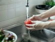 Bác sĩ Mỹ chỉ cách rửa loại bỏ thuốc trừ sâu trên hoa quả