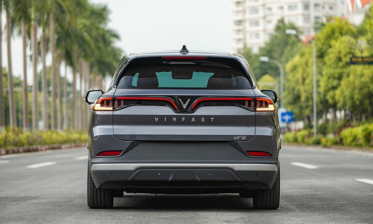 Giá xe VinFast VF 8 niêm yết và lăn bánh tháng 4/2025 - 10