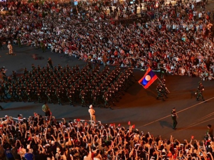 Quân đội các nước diễu hành qua biển người trên đường TP HCM