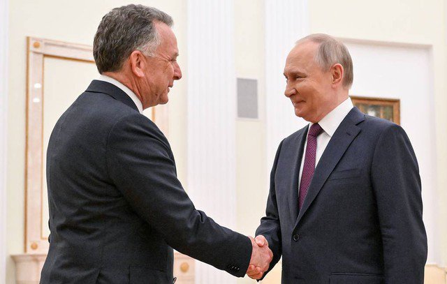Tổng thống Nga Vladimir Putin (phải) tiếp ông Steve Witkoff, đặc phái viên của Tổng thống Mỹ Donald Trump - Ảnh: TASS