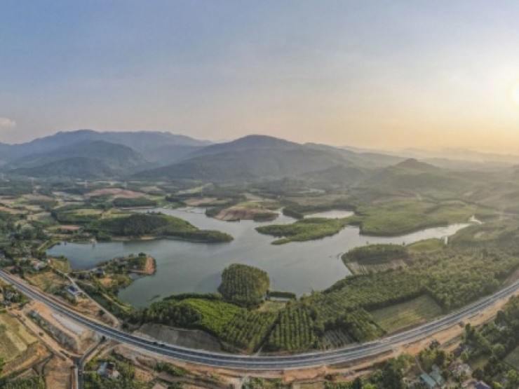 Ngắm cao tốc hơn 9.300 tỷ đồng sắp khai thác ở Quảng Bình