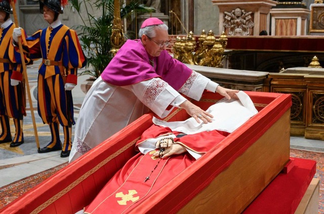 Nghi lễ trước khi đóng nắp quan tài cố Giáo hoàng Francis vào tối 25-4. Ảnh: Vatican News