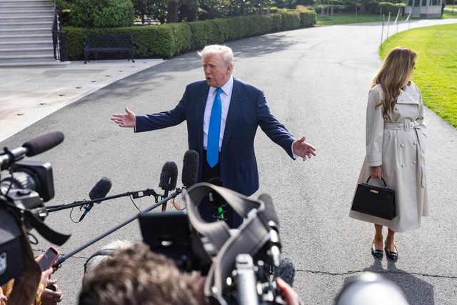 Tổng thống Donald Trump cùng Đệ nhất phu nhân Melania Trump trả lời nhanh giới truyền thông tại Washington hôm 25-4, trước khi rời Nhà Trắng đến Rome – Ý để tham dự tang lễ Giáo hoàng Francis. Ảnh: Jim Lo Scalzo/EPA-EFE/Shutterstock