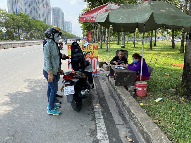Khách hàng mua bảo hiểm xe máy ngay tại lề đường