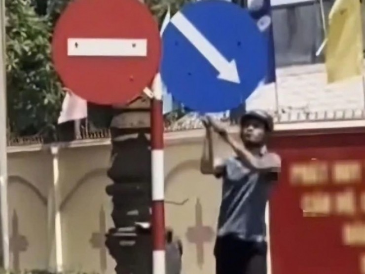 Công an xử lý người dùng búa tạ đập phá biển báo giao thông