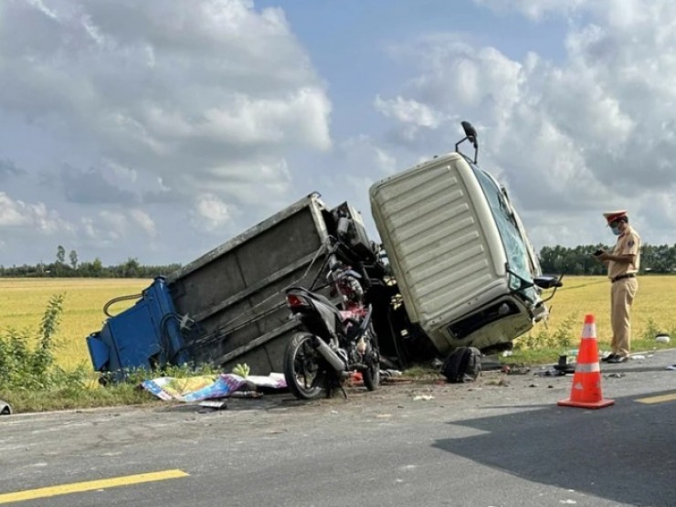 Vụ tai nạn 4 người tử vong ở Long An: Tài xế đã lao xe chở rác qua làn đường ngược lại