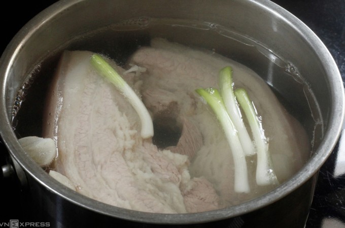 Nên chần thịt qua trước khi luộc để loại bỏ bụi bẩn. Ảnh: Bùi Thủy