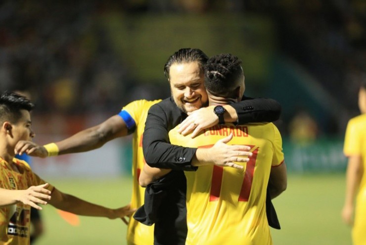 Thể Công đang đua vô địch V-League bất ngờ thay tướng, HLV Popov ngồi “ghế nóng”?