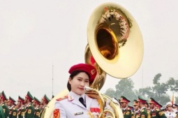 Nữ chiến sĩ  ' khối hoa hậu '  vác kèn nặng 19kg tập diễu binh thu hút sự chú ý