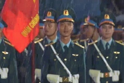 Hình ảnh xúc động Sơ duyệt đại lễ 30/4: Khối đứng nghiêm trang trong mưa, khối diễu binh đi cùng nhân dân