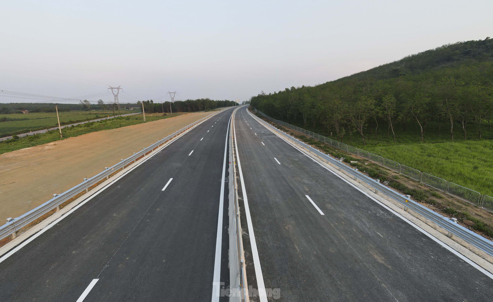 Giai đoạn phân kỳ, công trình được thiết kế quy mô 4 làn xe, mặt đường rộng 17 m, giai đoạn hoàn chỉnh 6 làn xe, mặt đường rộng 32,25m, vận tốc 60-90km/h.